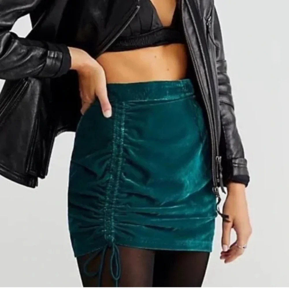 FREE PEOPLE Vivienne Velvet  mini green polyester skirt size 10 - Picture 2 of 13